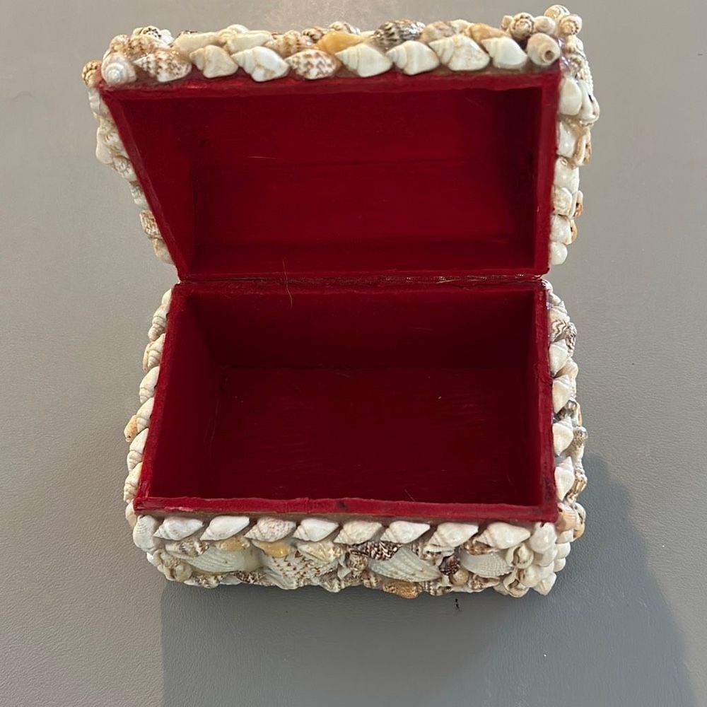Vintage Shell Encrusted Jewelry Box - Picture 2 of 5